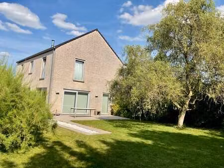 belle villa avec 3 ch  2 sdb  jardin de 936 m2  garage.