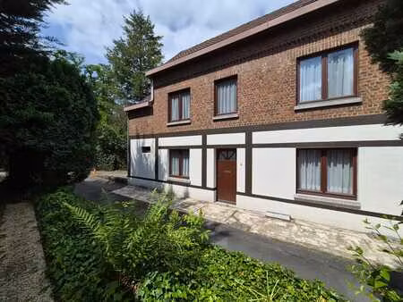 maison de 175 m² et 3 chambres. terrasse et garage.