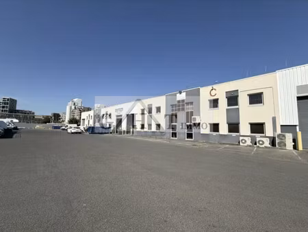 location local commercial