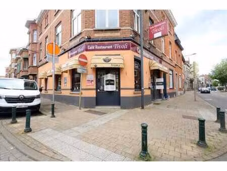 restaurant / commerce en coin de rue