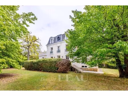 le vesinet - maison de caractère dans un écrin de verdure.