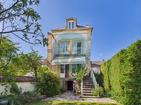 magnifique maison familiale de 173 m2 avec terrain clos arboré et garage.