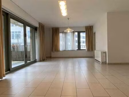 place du luxembourg/jourdan rez deux chambre non-meublé