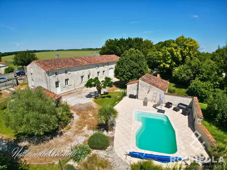 belle maison charentaise avec dépendances