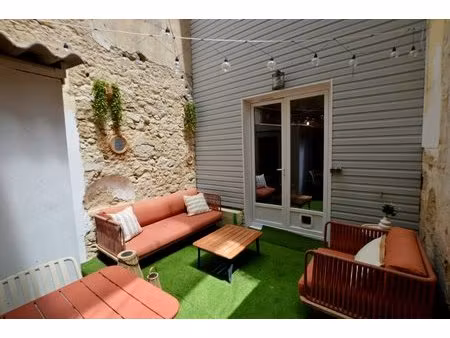 maison de village en pierre avec cour intérieure à stone town