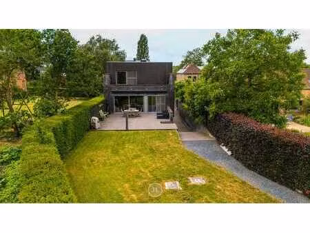 eigentijdse moderne groen gelegen villa met mooie tuin in...
