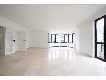 prox parc brugmann/churchill : appart 3 ch avec piscine...