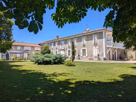 propriété avec maison de maître  maison annexe et maison de gardien sur parc de 1 5...