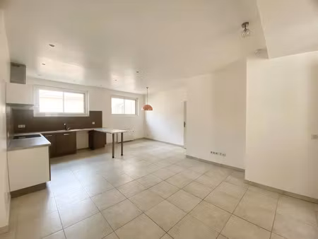 location maison de village 3 pièces 70m2 cassis 13260 - 1190 € - surface privée