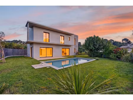 villa de luxe à vendre dans le quartier pibonson-les faisses-ranguin