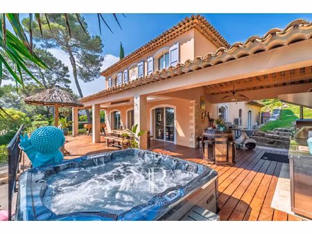 villa de luxe à vendre dans le quartier bois fleuri-chevre d'or-saint philippe