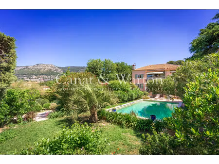 villa de luxe à vendre dans le quartier la serinette
