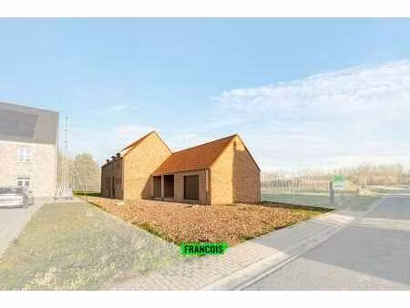maison de style presbytère à l'état casco dans un environne…