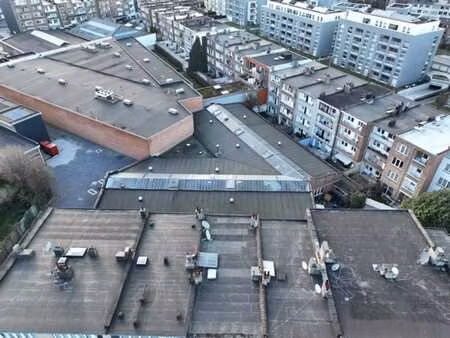 incroyable entrepôt de 1.455 m² avec une hauteur au plafond