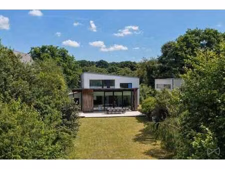 maison familiale moderne avec jardin.
