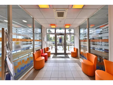 location locaux professionnels 8 pièces à frejus (83600)  5 000 €