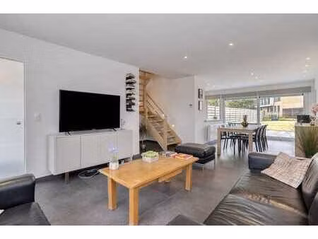 maison familiale spacieuse avec jardin ensoleillé près de co