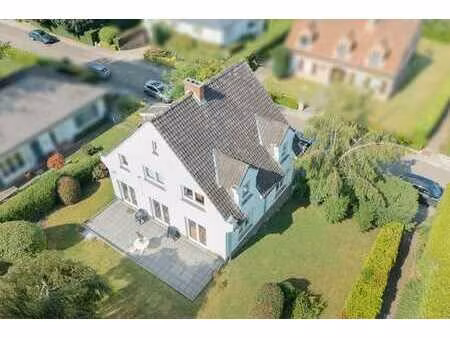 charmante villa avec beau jardin au cœur d’un quartier prisé