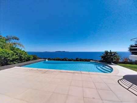 villa d'architecte d'exception  vue mer  piscine.