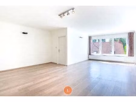 verzorgd appartement met terras en garage