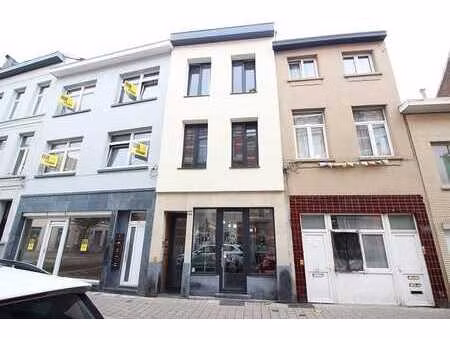 immeuble commercial avec atelier à un emplacement de choix