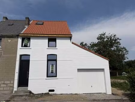 maison récemment rénovée avec terrasse et petit jardin