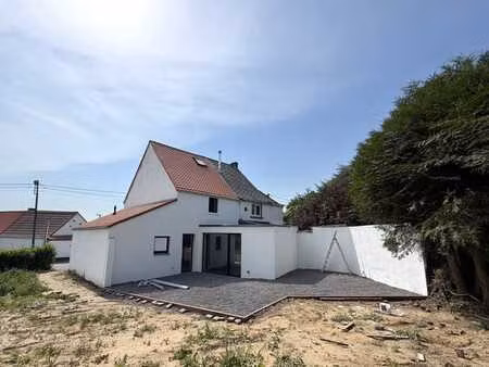 maison récemment rénovée avec terrasse et petit jardin