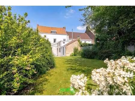 maison spacieuse avec jardin et garage.