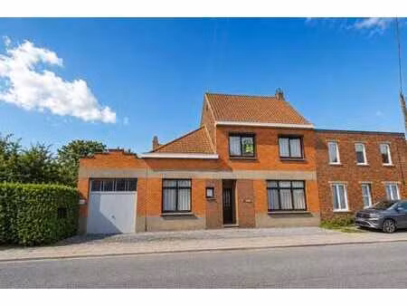 jolie maison trois façades avec garage et jardin