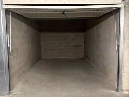 garage / box ferme 13m2 en sous-sol sécurisé vieille chapelle bd des amis