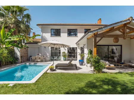 maison de luxe à vendre dans le quartier ausone-les ecus