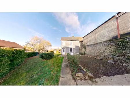 maison 2 chambres  95 m² habitables.