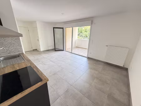 t2 péchabou résidence récente avec terrasse et 2 places park