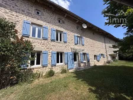 corps de ferme en pierre rénové avec jardin arboré et dépendances
