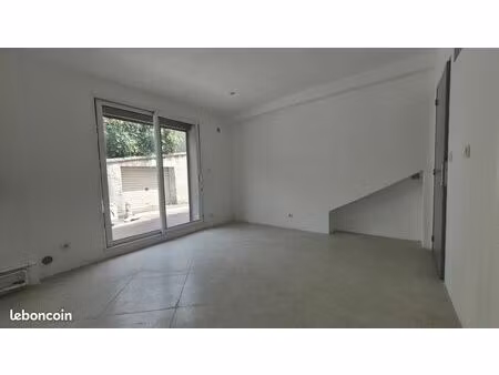 bas de maison de ville