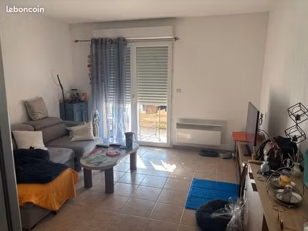 t2 avec terrasse + 2 parkings – résidence sécurisée avec piscine – investissement locatif