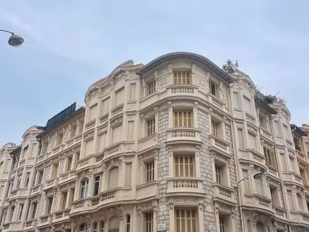 nice carré d’or – rue de france  palais royal – 4 pièces traversant 90 m² / professions li