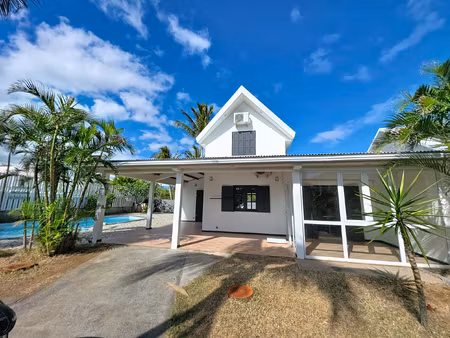 à louer maison f4 non meublee avec piscine étang-salé le