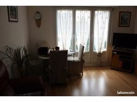 appartement trois pièces avec balcon