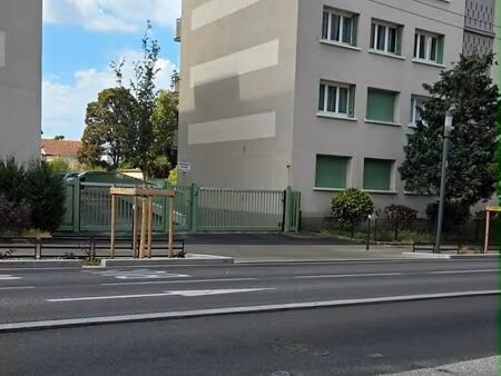garage à louer villeurbanne proche maisons neuves