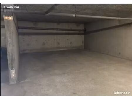 parking sécurisé proche insa et afip - véhicule électrique possible