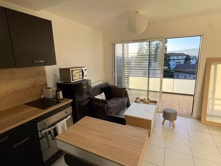 t1 avec coin chambre séparé très bien meublé