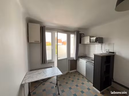 studette meublée avec petit balcon