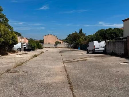 site sécurisé avec une capacité totale d’environ 80 places