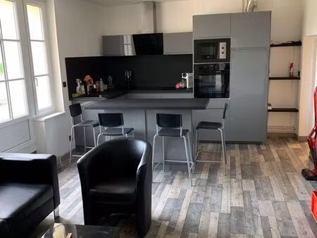 f2 meublé de 45m2 avec une grande terrasse de 55m2