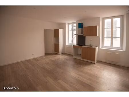 t2 rénové 36 m² - centre toulon - calme - première location