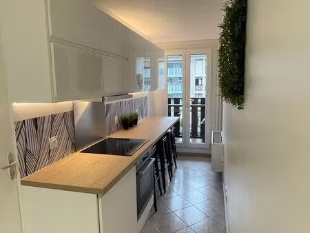 pièce privée meublé avec salle de bain privative