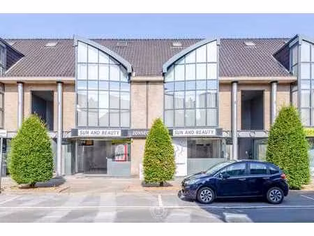 commerciële toplocatie: handelspand met brede etalage en ...