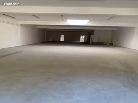 local de dépôt 250 m² à louer – vence – accès facile »