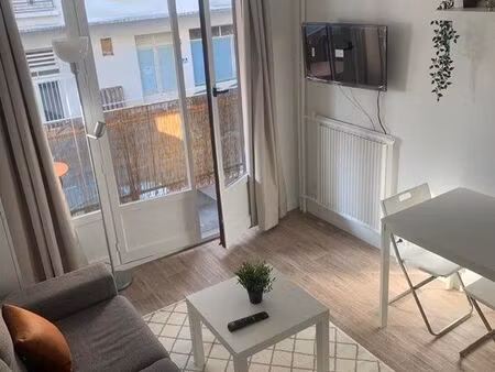 studio meublé avec balcon